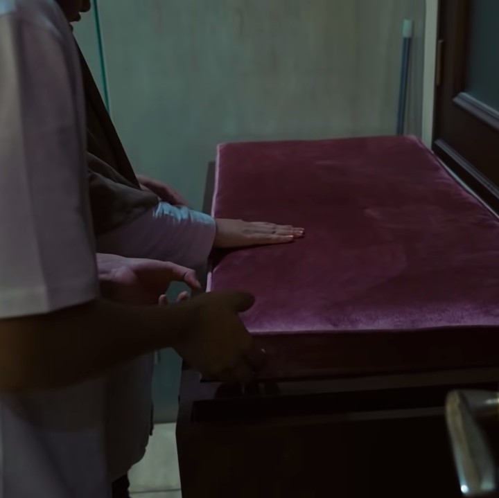 <p>Kamar mandi juga dilengkapi dengan tempat untuk mengganti popok, Bunda. Keren banget, ya. (Foto: YouTube AH)</p>