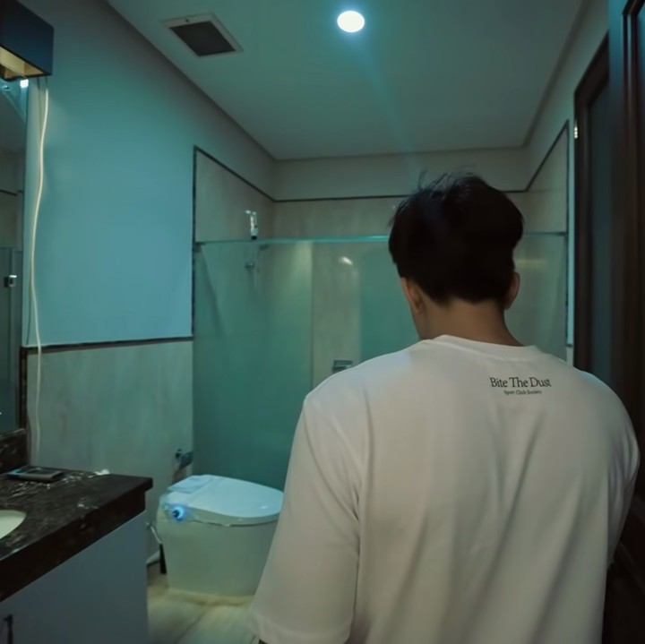 <p>Di dalam kamar juga terdapat kamar mandi pribadi, Bunda. Kamar mandi pun dilengkapi dengan<em> smart closet</em> yang bisa terbuka otomatis. (Foto: YouTube AH)</p>
