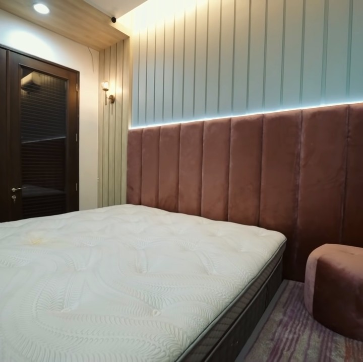 <p>Kamar bayi Atta dan Aurel sangat luas dan bernuansa merah muda, Bunda. Di dalamnya bahkan terdapat tempat tidur berukuran besar. (Foto: YouTube AH)</p>