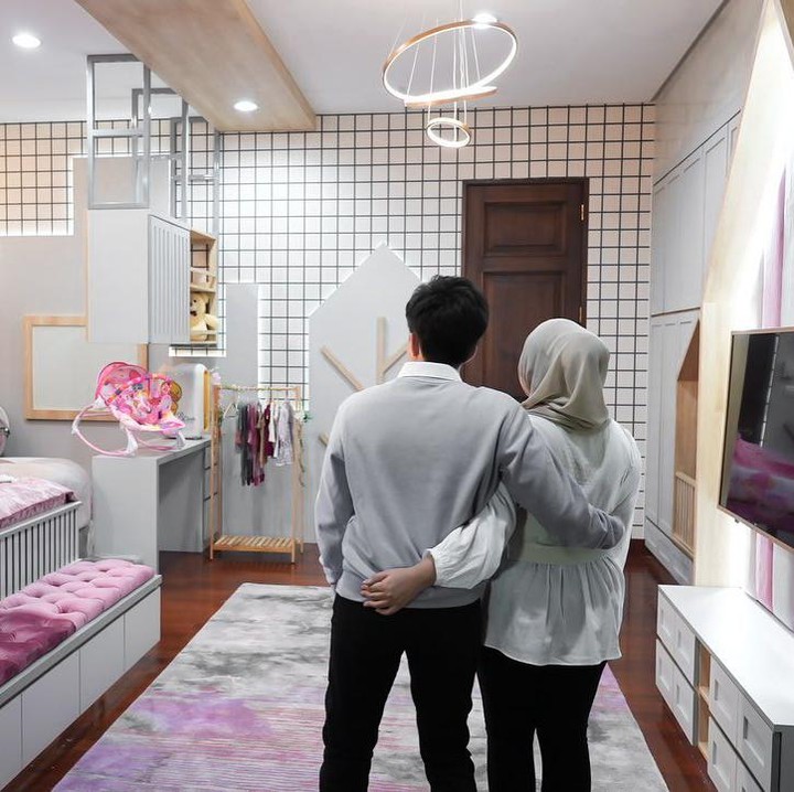 <p>Kamar tidur Ameena anak Atta dan Aurel memiliki kamar yang cantik dan didominasi dengan warna ungu dan abu-abu. Selain itu, di dalamnya juga terdapat sebuah ranjang yang besar, Bunda. (Foto: Instagram: @attahalilintar)</p>