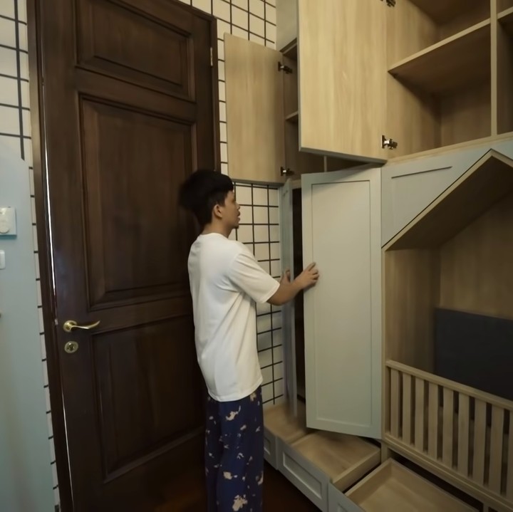 <p><em>Baby</em> A juga memiliki lemari yang sangat besar, Bunda. Karena <em>baby</em> A memiliki banyak baju, Atta dan Aurel berencana untuk membeli lemari tambahan. (Foto: YouTube AH)</p>