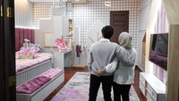 <p>Kamar tidur Ameena anak Atta dan Aurel memiliki kamar yang cantik dan didominasi dengan warna ungu dan abu-abu. Selain itu, di dalamnya juga terdapat sebuah ranjang yang besar, Bunda. (Foto: Instagram: @attahalilintar)</p>