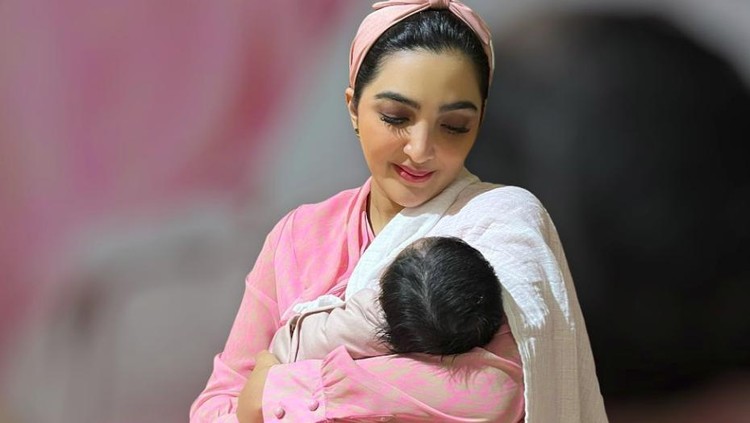 Krisdayanti dan Ashanty kompak pamer rambut tebal baby A