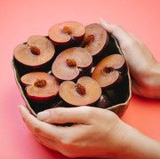 5 Manfaat Rutin Mengonsumsi Buah Plum, dari Bikin Langsing sampai Obati Insomnia Secara Alami!