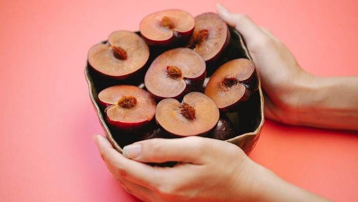5 Manfaat Rutin Mengonsumsi Buah Plum, dari Bikin Langsing sampai Obati Insomnia Secara Alami!