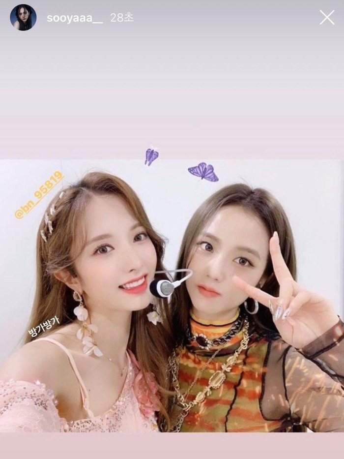 Merintis karir di dunia industri hiburan, tidak mengherankan bahwa Bona memiliki banyak rekan selebritis. Salah satu sahabat Bona adalah Jisoo BLACKPINK, beberapa kali mereka membagikan kedekatan di media sosial./ Foto: allkpop.com
