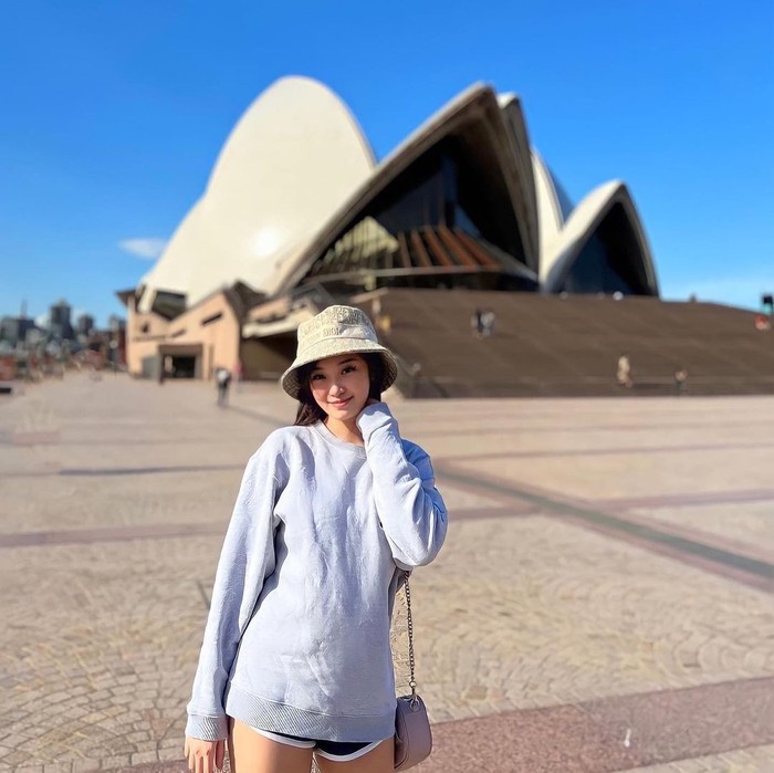 Meski sibuk, Livy Renata tidak mengesampingkan pendidikan lho, Beauties. Gadis cantik ini kini tengah menjalani kuliah di Sidney mengambil program marketing. Wah, sukses terus ya Livy. /Foto: instagram.com/livyrenata