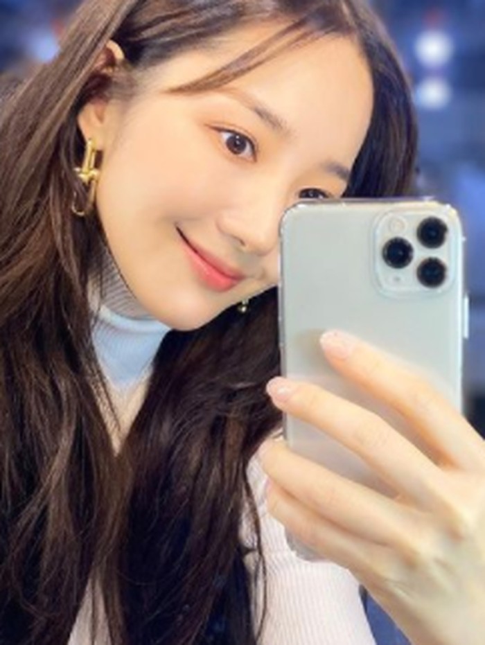 Meskipun populer dan aktingnya sudah tidak diragukan lagi, Park Min Young tidak melupakan pendidikannya. Tahun 2013 lalu, ia lulus dari Dongguk University jurusan Film dan Teater./ foto: instagram.com/rachel_mypark