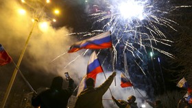 FOTO: Pekik Merdeka Donetsk dan Luhansk usai Diakui Rusia