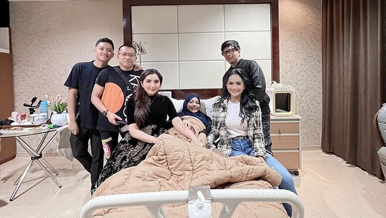 Atta Halilintar dan Aurel Hermansyah telah dikaruniai anak pertama pada Selasa (22/2). Yuk, kita intip momen haru lahirannya!