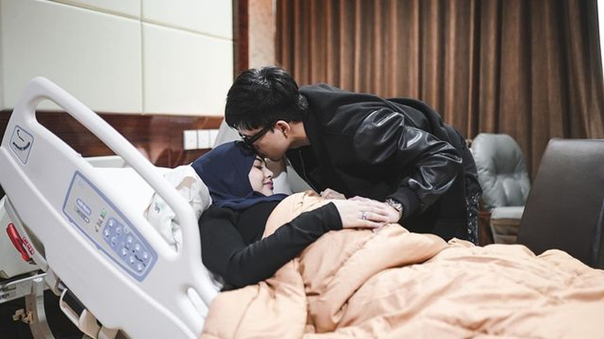 Atta Halilintar dan Aurel Hermansyah telah dikaruniai anak pertama pada Selasa &lpar;22&sol;2&rpar;&period; Yuk&comma; kita intip momen haru lahirannya&excl;