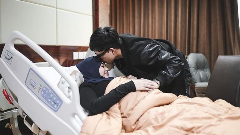 Momen Lahiran Aurel Hermansyah Atta Halilintar dan Aurel Hermansyah telah dikaruniai anak pertama pada Selasa (22/2). Yuk, kita intip momen haru lahirannya!
