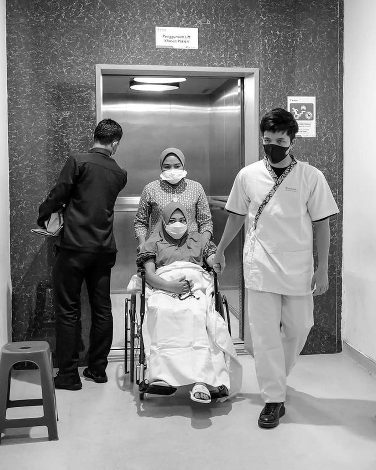 Atta Halilintar dan Aurel Hermansyah telah dikaruniai anak pertama pada Selasa &lpar;22&sol;2&rpar;&period; Yuk&comma; kita intip momen haru lahirannya&excl;