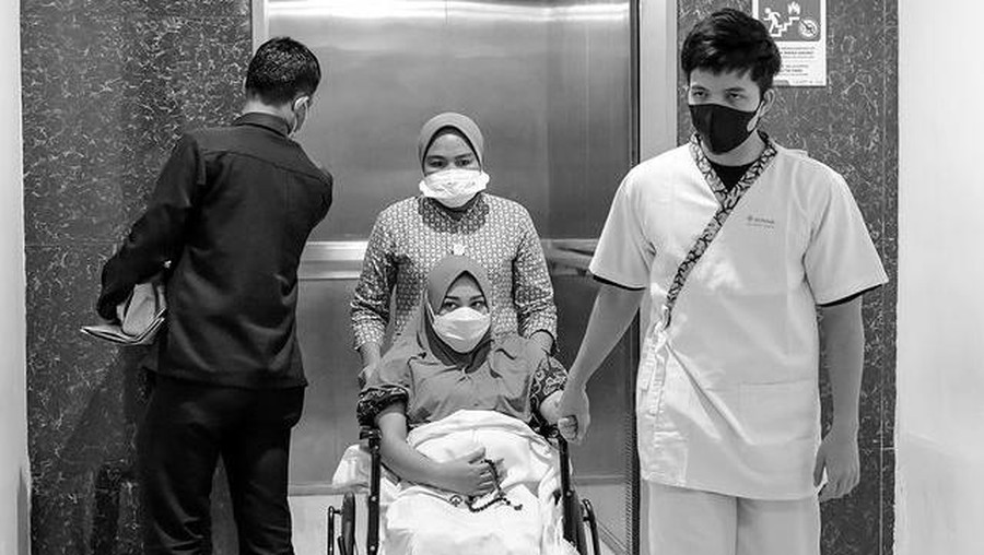 Atta Halilintar dan Aurel Hermansyah telah dikaruniai anak pertama pada Selasa (22/2). Yuk, kita intip momen haru lahirannya!