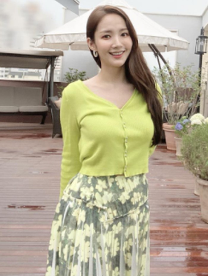 Nge-date bareng pasangan di Sabtu sore? Cardigan hijau dan rok panjang floral bewarna senada ini dapat membuat tampilan kamu jadi lebih manis./ foto: instagram.com/rachel_mypark