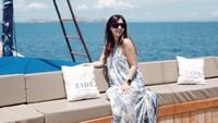 <p>Liburan Nisya tidak pernah tanggung-tanggung, nih. Ia tampil bak sosialita ketika berpose memamerkan OOTD di atas kapal. (Foto: Instagram @nissyaa)</p>