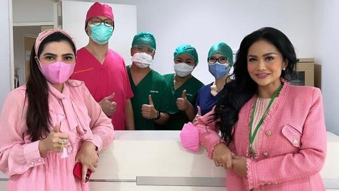 Resmi Menjadi Nenek, Potret Ashanty dan Krisdayanti Kompak Memakai Outfit Pink Saat Temani Aurel