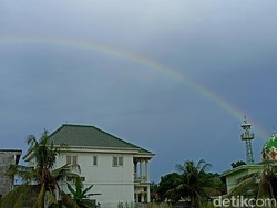 Pelangi Cantik Sapa Warga Tulungagung di Pagi Hari