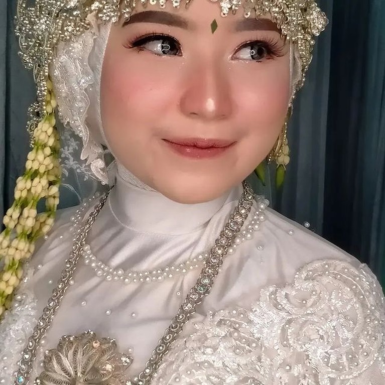 Pernikahan Mantan Suami Mawar AFI & Selingkuhan Beredar foto pernikahan diduga mantan suami Mawar AFI dan babysitter selingkuhannya. Yuk, intip potretnya!