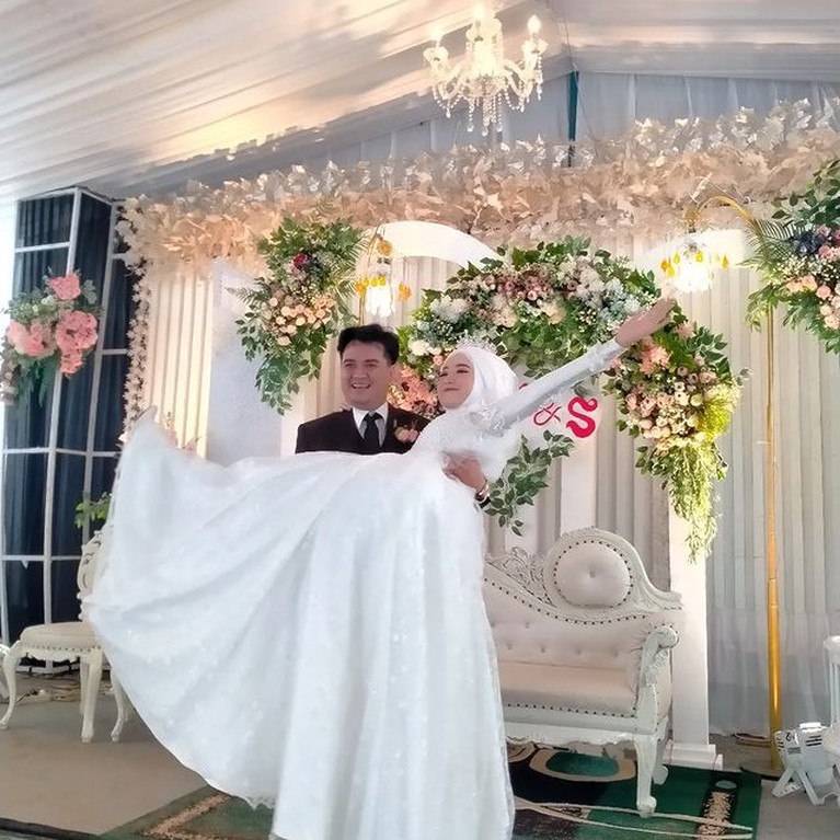 Pernikahan Mantan Suami Mawar AFI & Selingkuhan Beredar foto pernikahan diduga mantan suami Mawar AFI dan babysitter selingkuhannya. Yuk, intip potretnya!