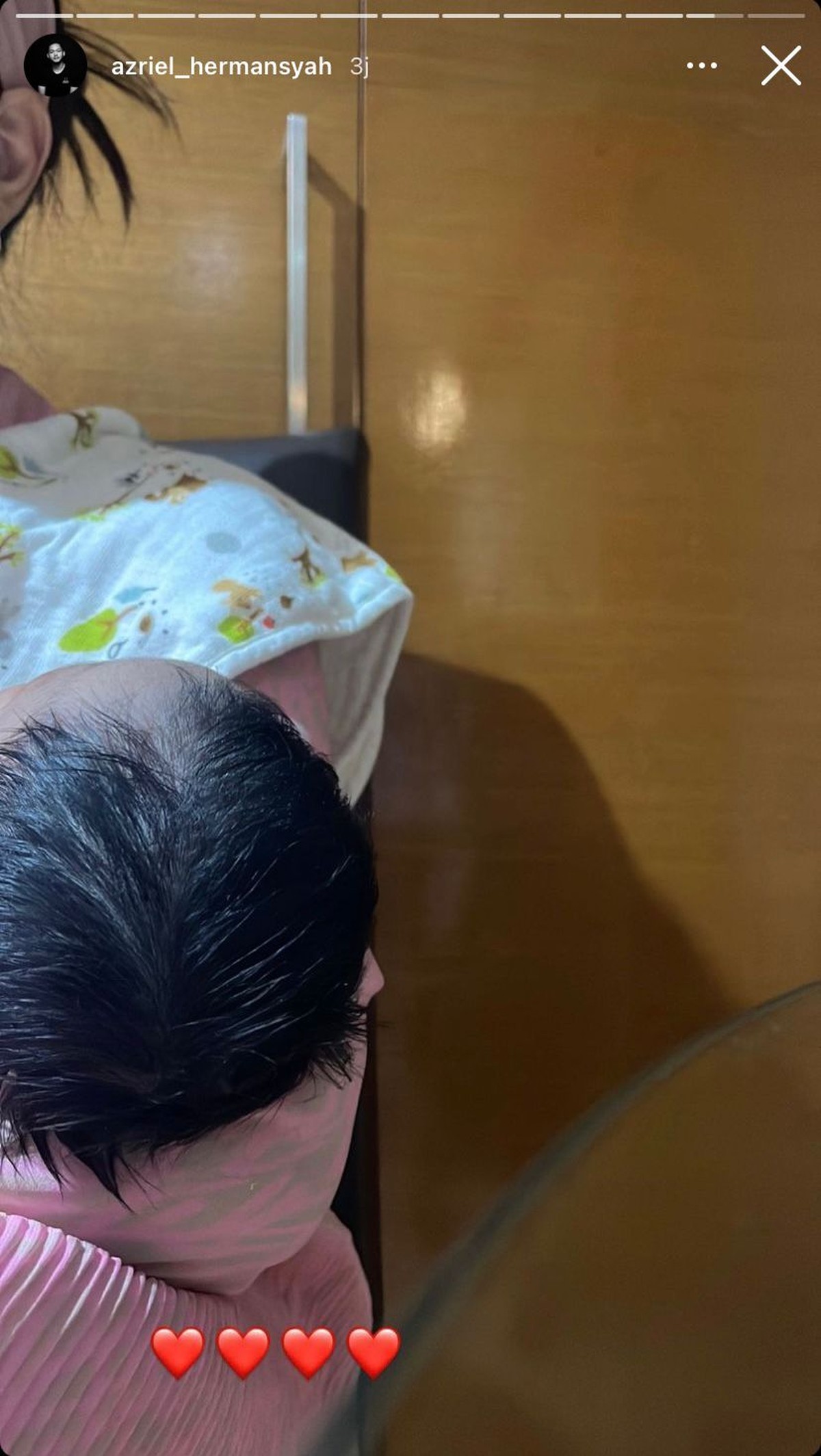 Keluarga besar Atta dan Aurel tengah berbahagia menyambut kelahiran baby A&period; Yuk&comma; intip potret baby A saat dimomong kakek & neneknya&excl;