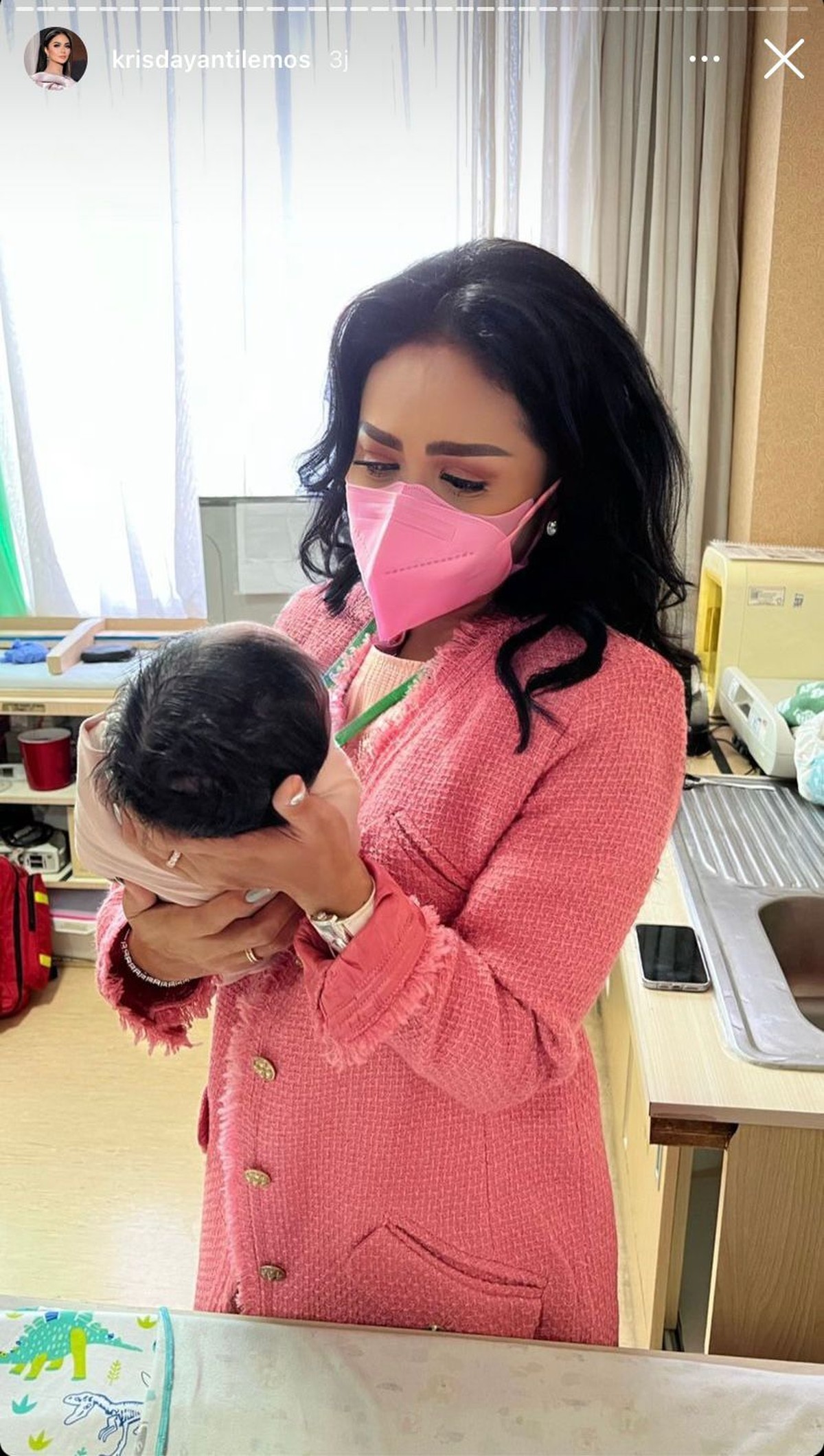 Keluarga besar Atta dan Aurel tengah berbahagia menyambut kelahiran baby A&period; Yuk&comma; intip potret baby A saat dimomong kakek & neneknya&excl;