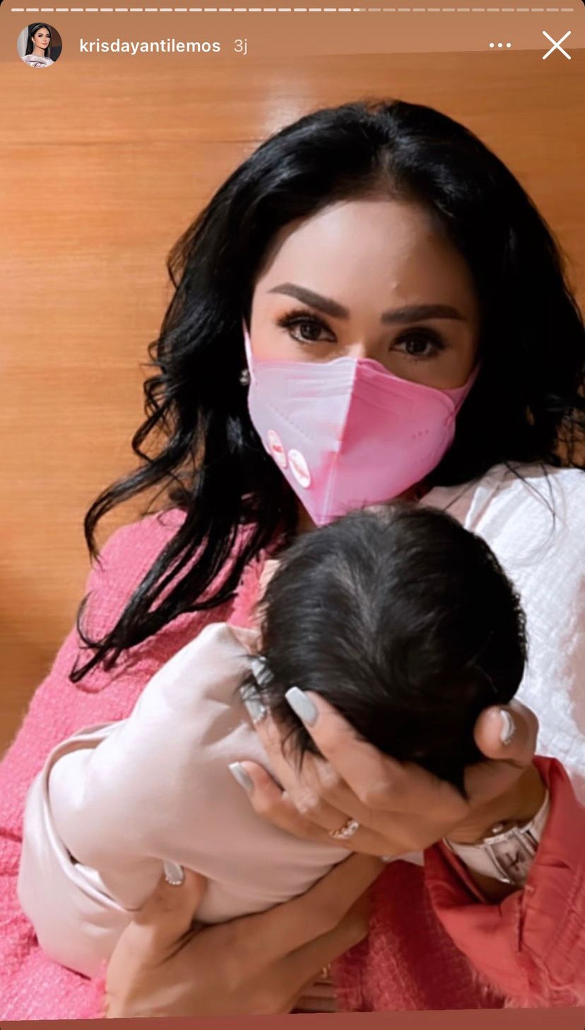 Keluarga besar Atta dan Aurel tengah berbahagia menyambut kelahiran baby A&period; Yuk&comma; intip potret baby A saat dimomong kakek & neneknya&excl;