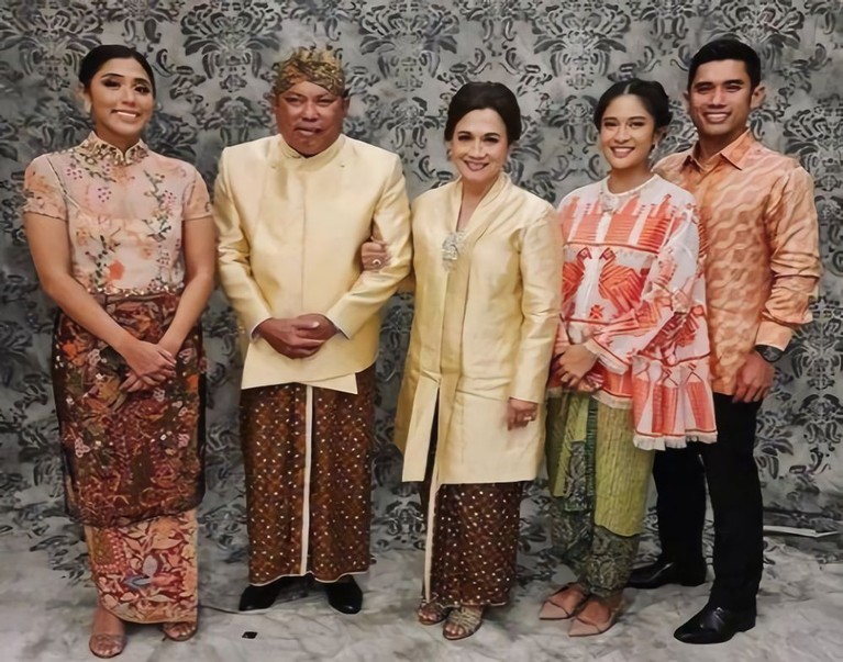 Dian Sastrowardoyo jarang mengumbar kedekatannya dengan keluarga sang suami. Yuk, intip potretnya!
