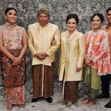 Jarang Diumbar, Intip 8 Potret Kedekatan Dian Sastro & Keluarga Sang Suami