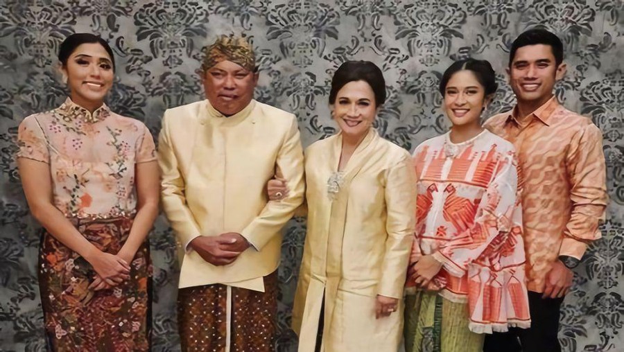 Potret Dian Sastro dan Keluarga Suami Dian Sastrowardoyo jarang mengumbar kedekatannya dengan keluarga sang suami. Yuk, intip potretnya!