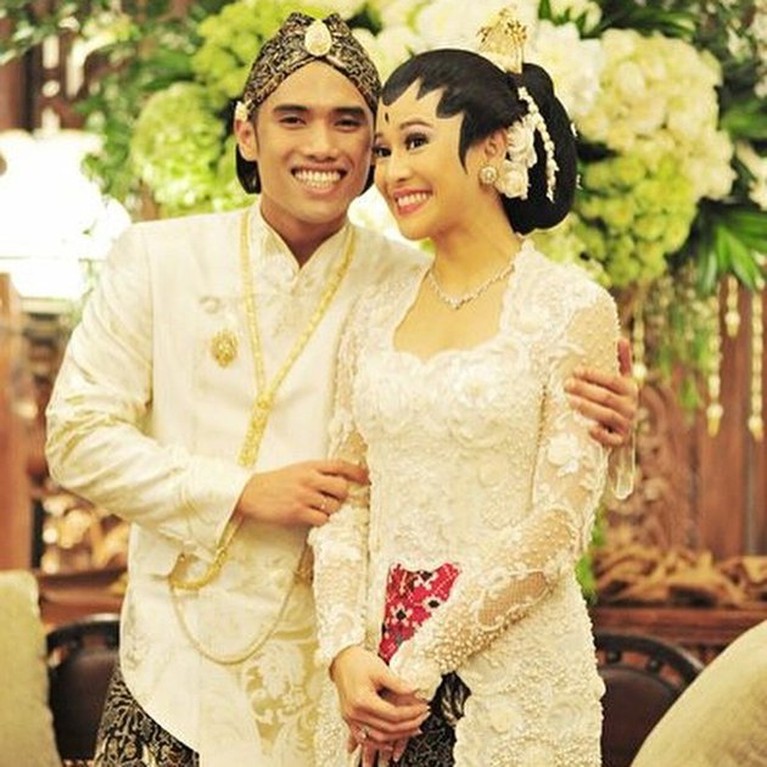 Dian Sastrowardoyo jarang mengumbar kedekatannya dengan keluarga sang suami. Yuk, intip potretnya!