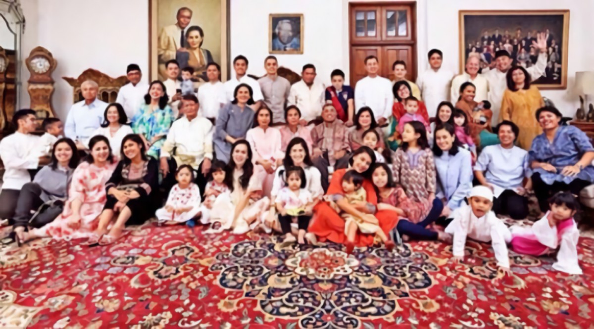 Dian Sastrowardoyo jarang mengumbar kedekatannya dengan keluarga sang suami&period; Yuk&comma; intip potretnya&excl;