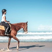 Dari Dian Sastro hingga Anya Geraldine, Ini Gaya Modis Para Selebriti Saat Berkuda!