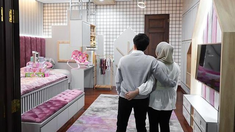 Sambut kelahiran sang buah hati, Atta Halilintar dan Aurel Hermansyah telah siapkan kamar mewah untuk baby A. Yuk, intip!
