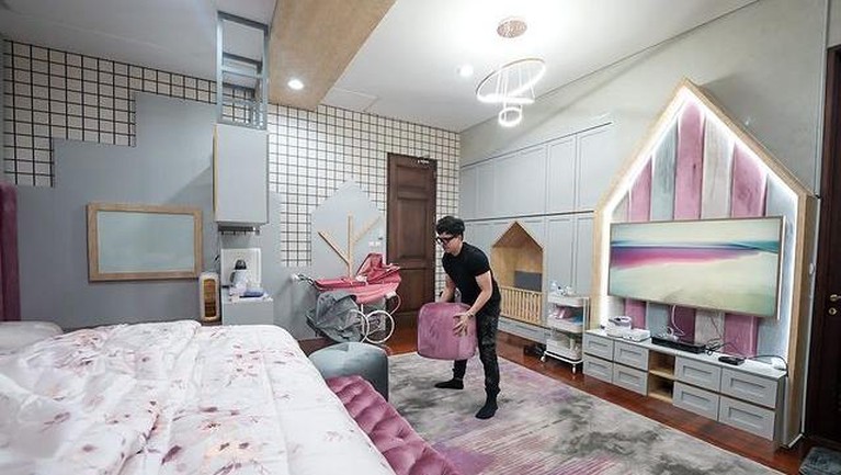 Sambut kelahiran sang buah hati, Atta Halilintar dan Aurel Hermansyah telah siapkan kamar mewah untuk baby A. Yuk, intip!