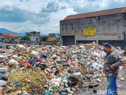Bupati Bandung Turunkan Alat Berat buat Atasi Sampah di Pasar Banjaran