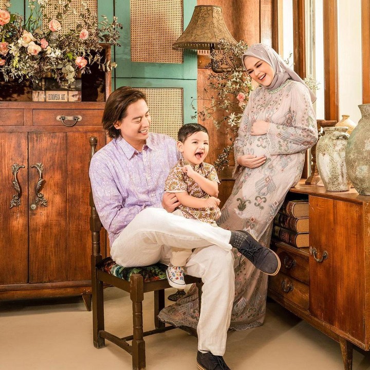 <p>Menjelang hari kelahiran sang adik, Shaquille kerap menjalani prosesi<em> photoshoot</em> bersama ibunda dan ayahnya. Wajahnya pun terus tersenyum sumeringah. (Foto: Instagram: @shaquillekailidanuarta)</p>