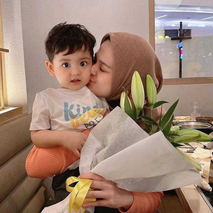<p>Kabar bahagia ini diumumkan langsung oleh Cut Meyriska melalui laman Instagram-nya, Bunda. Deretan artis dan penggemar pun memberikannya selamat. (Foto: Instagram: @shaquillekailidanuarta)</p>