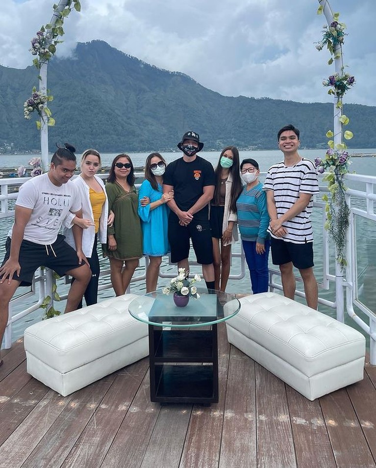 Potret Stefan William & Ria Andrews Kantongi restu ibunda, Stefan William ajak kekasih barunya, Ria Andrews liburan bareng keluarganya. Yuk, intip potretnya!
