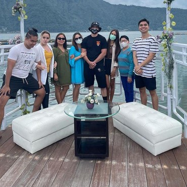 Direstui, 7 Potret Stefan William Ajak Ria Andrews Liburan Bareng Keluarga