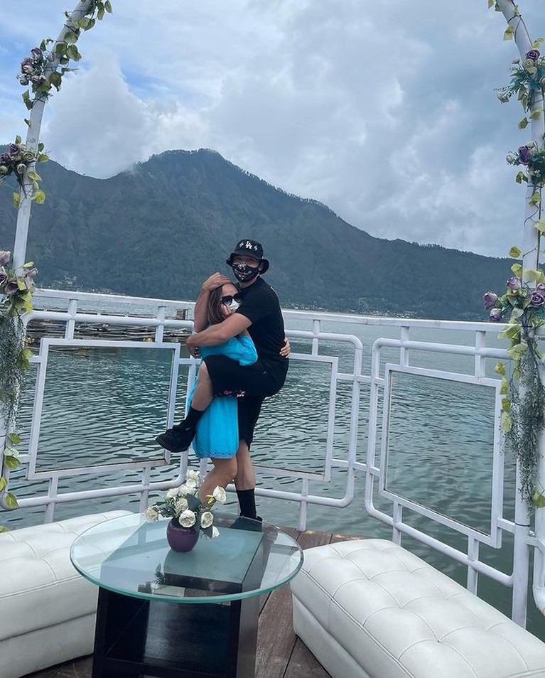 Potret Stefan William & Ria Andrews Kantongi restu ibunda, Stefan William ajak kekasih barunya, Ria Andrews liburan bareng keluarganya. Yuk, intip potretnya!