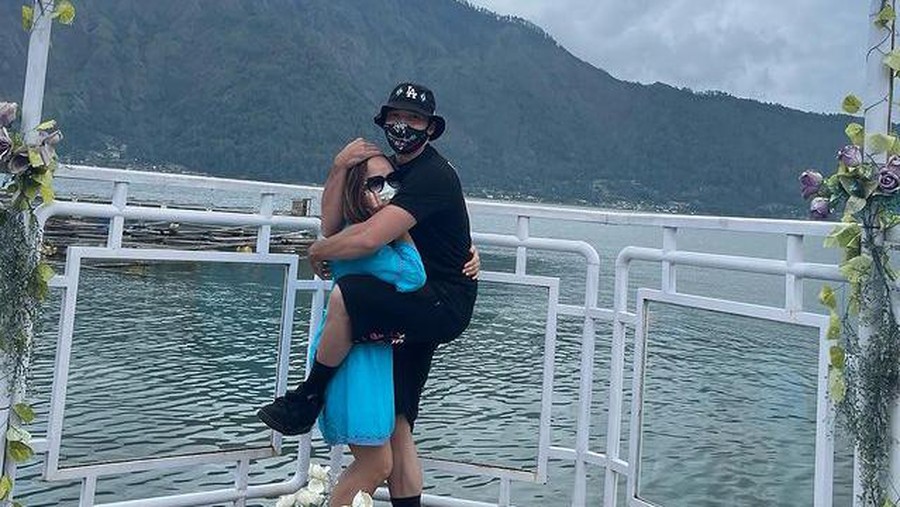 Kantongi restu ibunda, Stefan William ajak kekasih barunya, Ria Andrews liburan bareng keluarganya. Yuk, intip potretnya!