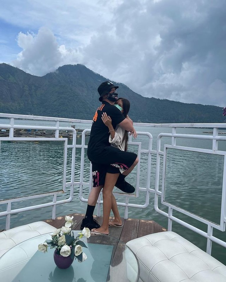 Potret Stefan William & Ria Andrews Kantongi restu ibunda, Stefan William ajak kekasih barunya, Ria Andrews liburan bareng keluarganya. Yuk, intip potretnya!