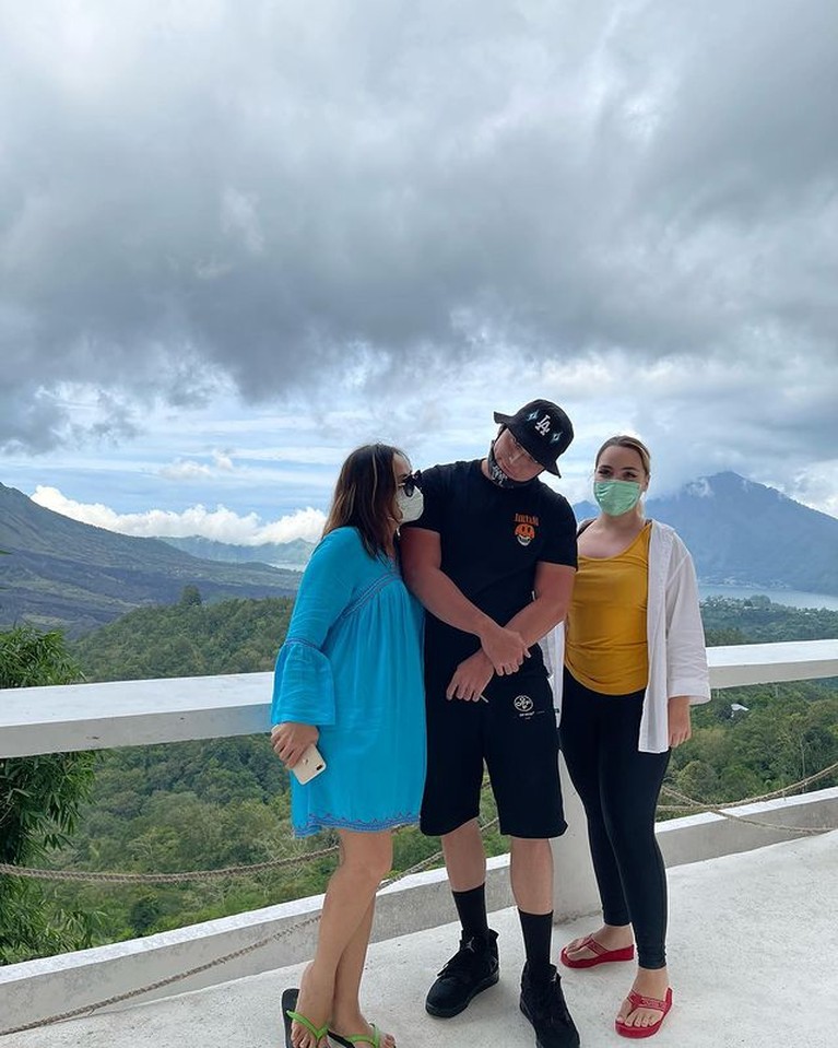 Potret Stefan William & Ria Andrews Kantongi restu ibunda, Stefan William ajak kekasih barunya, Ria Andrews liburan bareng keluarganya. Yuk, intip potretnya!