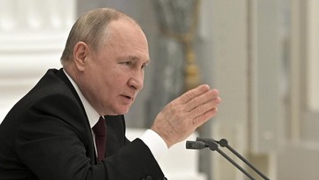 Presiden Rusia Vladimir Putin berbicara selama pertemuan Dewan Keamanan di Kremlin di Moskow, Rusia, Senin, 21 Februari 2022. Putin telah mengumpulkan pejabat tinggi untuk mempertimbangkan mengakui kemerdekaan wilayah separatis di Ukraina timur. (AP/Alexei Nikolsky) Presiden Rusia Vladimir Putin berbicara selama pertemuan Dewan Keamanan di Kremlin di Moskow, Rusia, Senin, 21 Februari 2022. Putin telah mengumpulkan pejabat tinggi untuk mempertimbangkan mengakui kemerdekaan wilayah separatis di Ukraina timur. (AP/Alexei Nikolsky)et up tensions with the West amid fears that the Kremlin could launch an invasion of Ukraine imminently. (Alexei Nikolsky, Sputnik, Kremlin Pool Photo via AP)