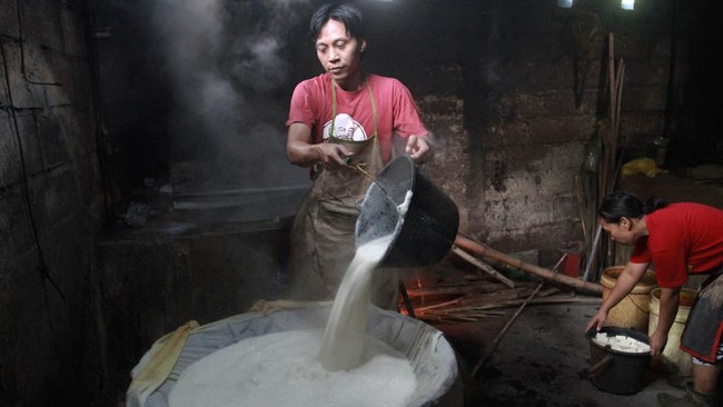 Pengamat menilai perajin tahu tempe terancam gulung tikar jika pemerintah terus membiarkan harga kedelai melambung.
