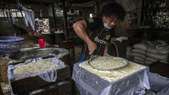 Pengrajin tahu tempe di Lampung mengeluhkan kenaikan harga kedelai yang membuat produksi terbatas dan terancam gulung tikar.