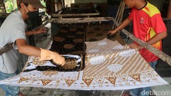 Sosok Penemu Batik Pertama di Indonesia & Sejarah Hari Batik