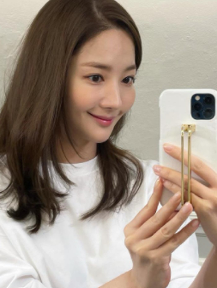Semakin hari, popularitas Park Minyoung semakin menanjak. Ia juga dipercaya memerankan tokoh utama berbagai judul drama populer seperti City Hunter, What's Wrong With Secretary Kim, Healer, Her Private Life, dan masih banyak lagi./ foto: instagram.com/rachel_mypark