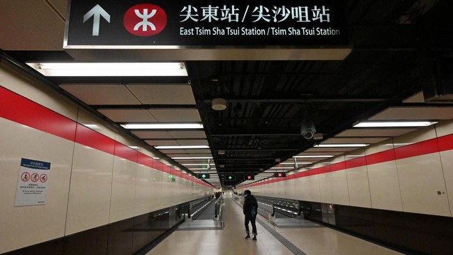 Pemerintah Hong Kong melonggarakan sejumlah aturan Covid mulai Mei 2022, seperti masa karantina awak pesawat dan mulai menerima non-penduduk masuk. 